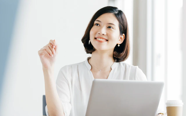 レンタルスマホを使っている女性