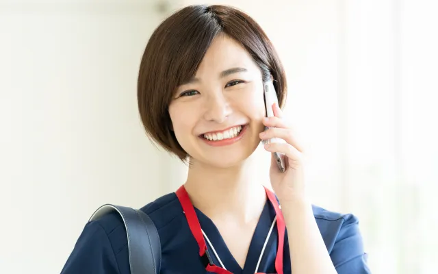 レンタルスマホを使っている女性