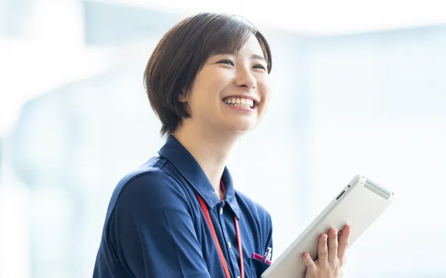 レンタルタブレットを使っている女性