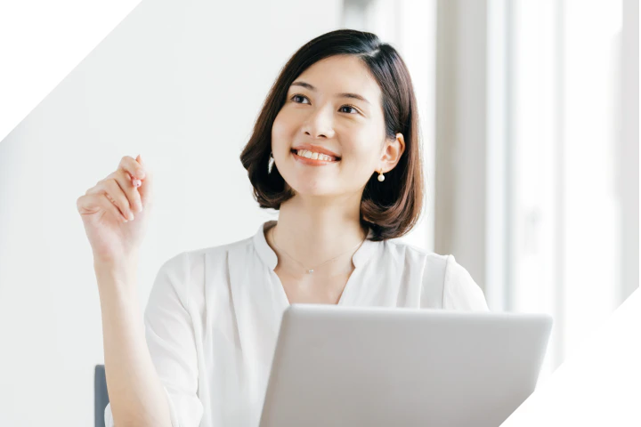 仕事でAIを活用してる女性の画像