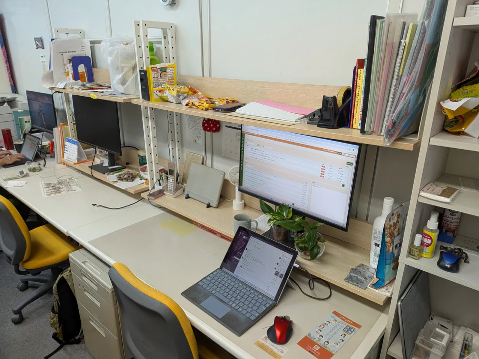 職員のデスクの写真。紙の書類がなく整理されている。