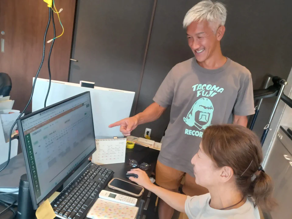 代表の東端様とサービス管理責任者を務める大岩様の写真